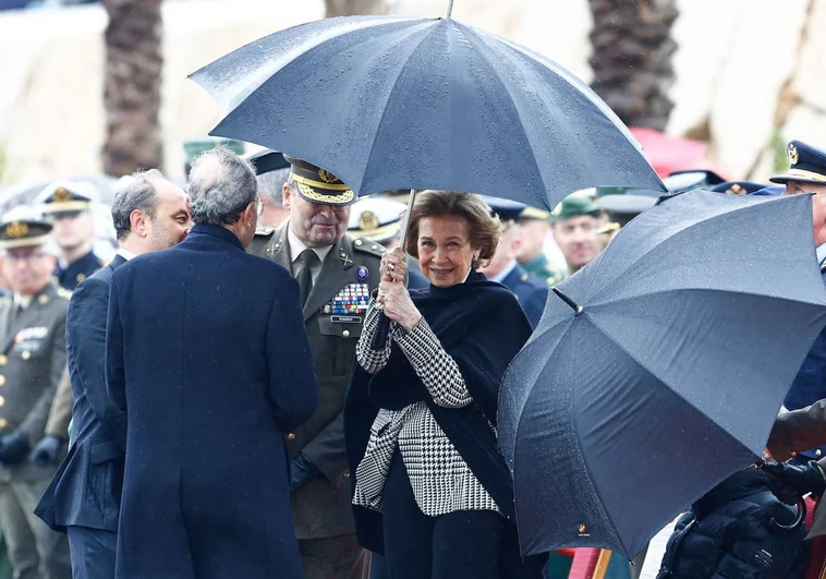Doña Sofía asiste al desembarco de La Legión en Málaga bajo la lluvia y el viento